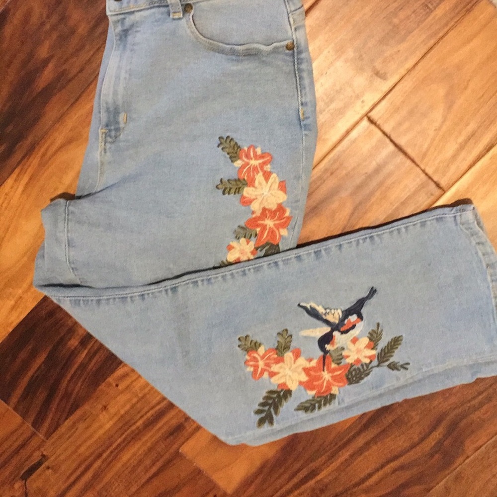 Hummingbird Embroidered Cropped Jeans